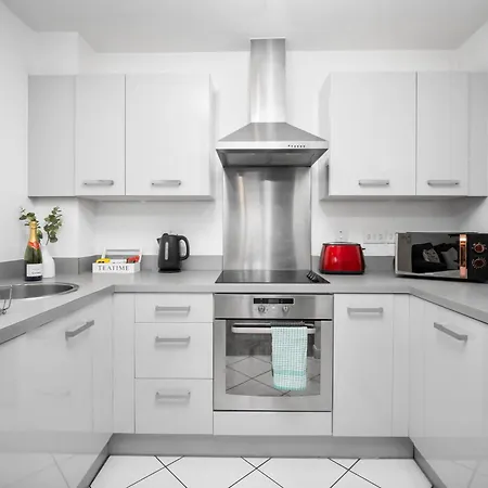 Large Centre - Balcony - Free Wifi & Netflix 85s Apartman *