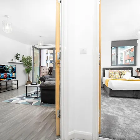 Large Centre - Balcony - Free Wifi & Netflix 85s *